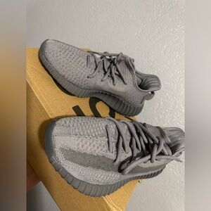 Yeezy 350 V2 slate gray size 6.5 mens- 8 womens